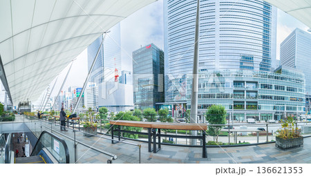 「東京都」東京駅八重洲口のペデストリアンデッキからの眺め 「東京都」東京駅八重洲口のペデストリアンデッキからの眺め 136621353