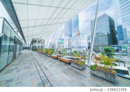 「東京都」東京駅八重洲口のペデストリアンデッキからの眺め 「東京都」東京駅八重洲口のペデストリアンデッキからの眺め 136621356