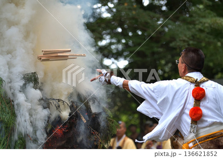 採燈大護摩　護摩木を投げ入れる修験者 136621852