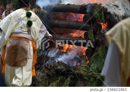 採燈大護摩　炎の勢いを水をかけて調整する修験者 136621863