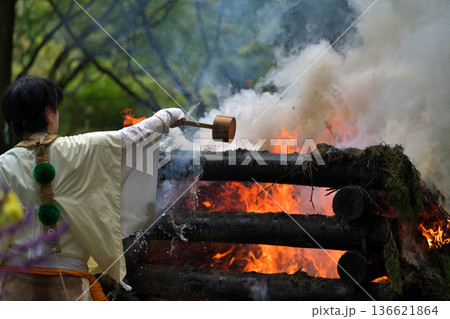 採燈大護摩　炎の勢いを水をかけて調整する修験者 136621864