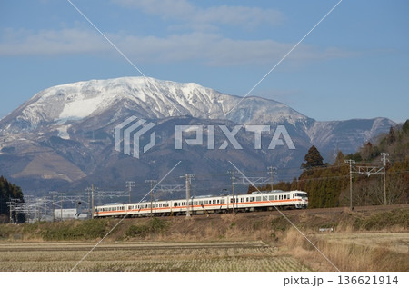 冠雪した伊吹山と117系電車 冠雪した伊吹山と117系電車 136621914