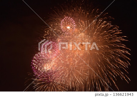 夏の夜空を彩る華やかで美しい大輪の打ち上げ花火の瞬間を捉えたダイナミックな夜景写真 136621943