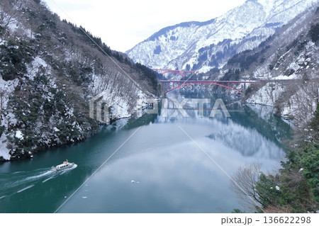 【富山県】白銀の庄川峡遊覧船クルーズと利賀大橋と長崎橋 136622298
