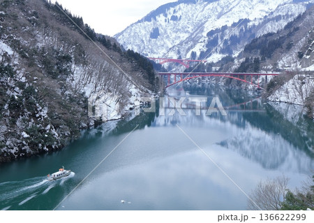 【富山県】白銀の庄川峡遊覧船クルーズと利賀大橋と長崎橋 136622299