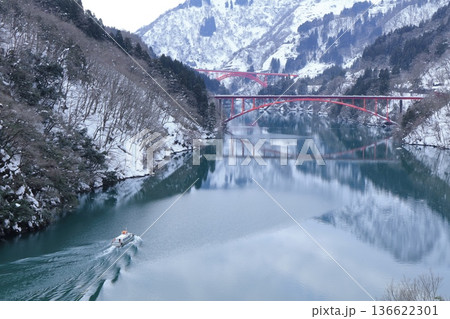 【富山県】白銀の庄川峡遊覧船クルーズと利賀大橋と長崎橋 136622301