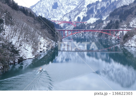 【富山県】白銀の庄川峡遊覧船クルーズと利賀大橋と長崎橋 136622303