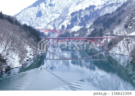 【富山県】白銀の庄川峡遊覧船クルーズと利賀大橋と長崎橋 136622304