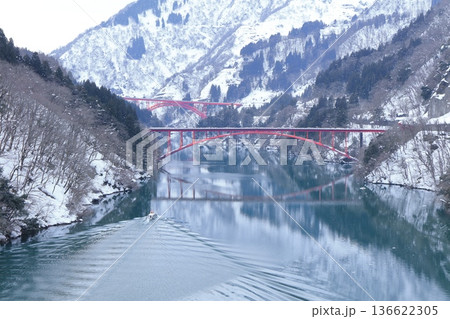 【富山県】白銀の庄川峡遊覧船クルーズと利賀大橋と長崎橋 136622305