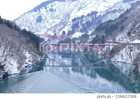 【富山県】白銀の庄川峡遊覧船クルーズと利賀大橋と長崎橋 136622306