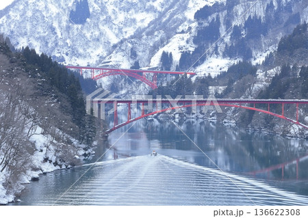 【富山県】白銀の庄川峡遊覧船クルーズと利賀大橋と長崎橋 136622308