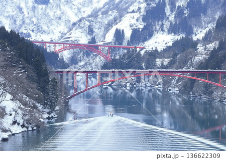 【富山県】白銀の庄川峡遊覧船クルーズと利賀大橋と長崎橋 136622309