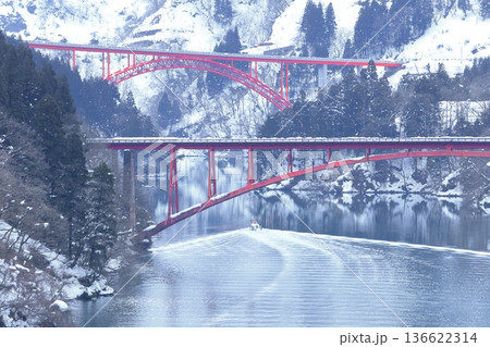 【富山県】白銀の庄川峡遊覧船クルーズと利賀大橋と長崎橋 136622314
