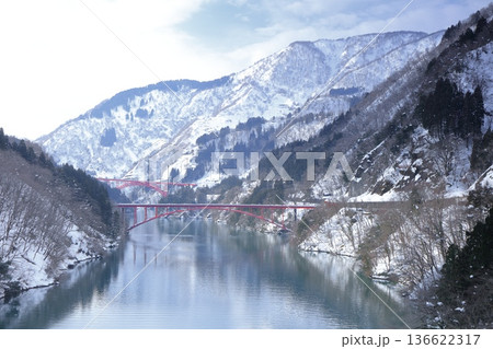 【富山県】白銀の庄川峡と利賀大橋と長崎橋 【富山県】白銀の庄川峡と利賀大橋と長崎橋 136622317