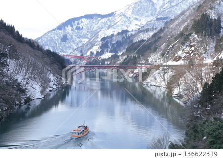【富山県】白銀の庄川峡遊覧船クルーズと利賀大橋と長崎橋 【富山県】白銀の庄川峡遊覧船クルーズと利賀大橋と長崎橋 136622319