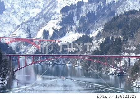 【富山県】白銀の庄川峡遊覧船クルーズと利賀大橋と長崎橋 136622328