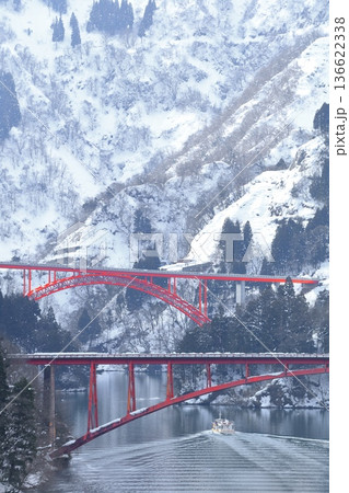 【富山県】白銀の庄川峡遊覧船クルーズと利賀大橋と長崎橋 136622338