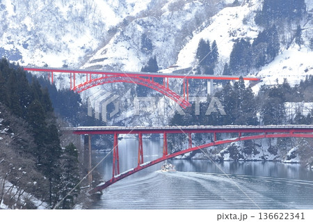 【富山県】白銀の庄川峡遊覧船クルーズと利賀大橋と長崎橋 136622341
