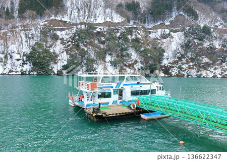 【富山県】白銀の庄川峡遊覧船(船着場) 【富山県】白銀の庄川峡遊覧船(船着場) 136622347