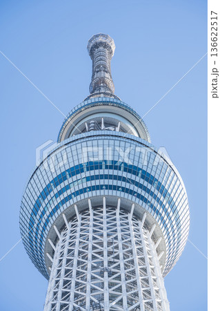 「東京都」青空と東京スカイツリー　墨田区 136622517