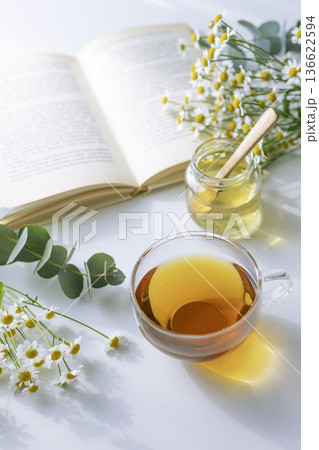 アールグレイの紅茶とはちみつ、マトリカリアとユーカリのある読書の時間 136622594