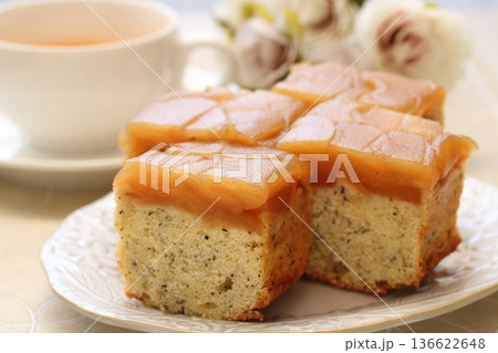 りんごのケーキでティータイム 136622648