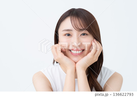 若い女性のビューティ 136622793