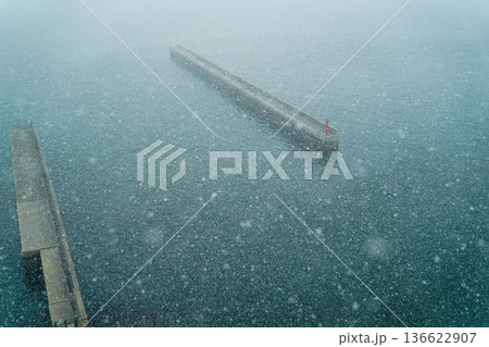 吹雪の海 防波堤 視界不良 厳冬の港 静寂の水面 吹雪の海 防波堤 視界不良 厳冬の港 静寂の水面 136622907