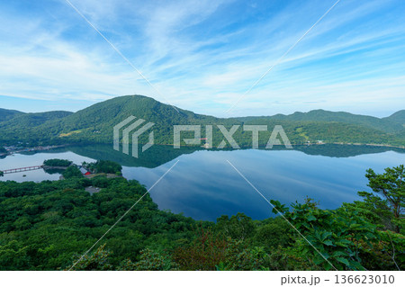 赤城山登山道から望む大沼と山並み 群馬県の静かな湖風景 136623010