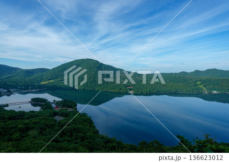 赤城山登山道から望む大沼と山並み 群馬県の静かな湖風景 赤城山登山道から望む大沼と山並み 群馬県の静かな湖風景 136623012