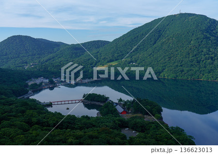 赤城山登山道から望む大沼と山並み 群馬県の静かな湖風景 136623013