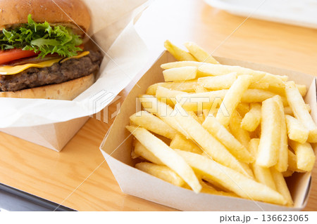 美味しいチーズバーガーとフライドポテト 136623065