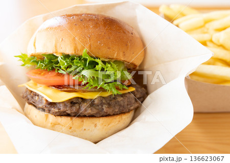 美味しいチーズバーガーとフライドポテト 美味しいチーズバーガーとフライドポテト 136623067