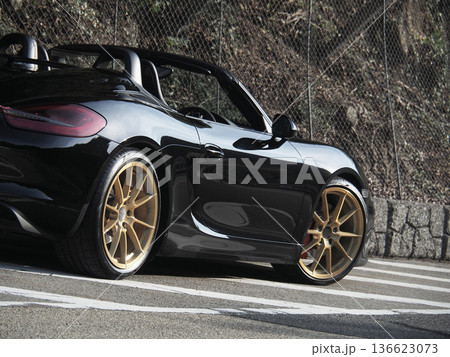 艶々の黒いオープンカー 136623073