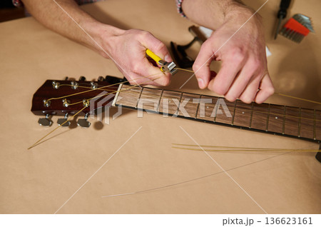 Master Adjusting and Changing Guitar Strings - Guitar Maintenance and Repair 136623161