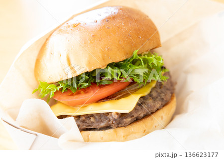 美味しいチーズバーガー 136623177
