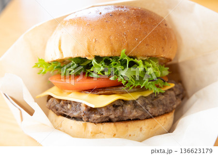 美味しいチーズバーガー 136623179