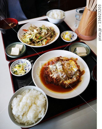 お昼のランチ、カツ煮定食と肉野菜炒め定食 お昼のランチ、カツ煮定食と肉野菜炒め定食 136623203