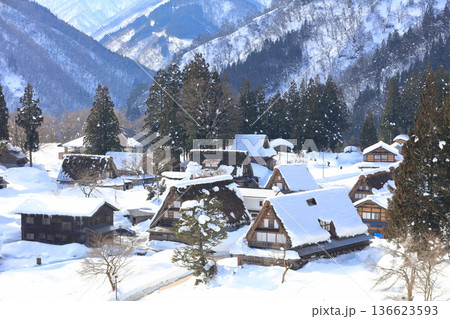 【富山県】白銀の五箇山相倉合掌集落の眺望 【富山県】白銀の五箇山相倉合掌集落の眺望 136623593