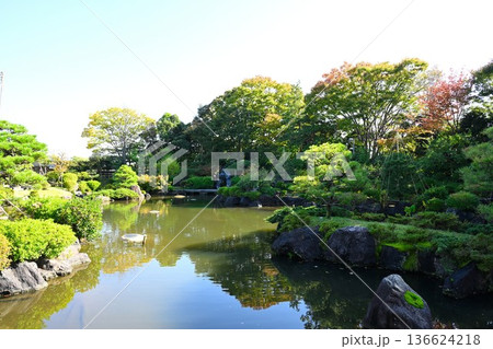 秋の天寿園で見られる中国庭園の風景(新潟県新潟市) 秋の天寿園で見られる中国庭園の風景(新潟県新潟市) 136624218