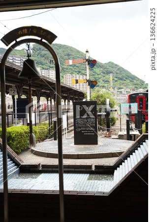 門司港駅　ホーム　鐘 136624225