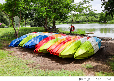 湖畔に並ぶカヌー 136624298