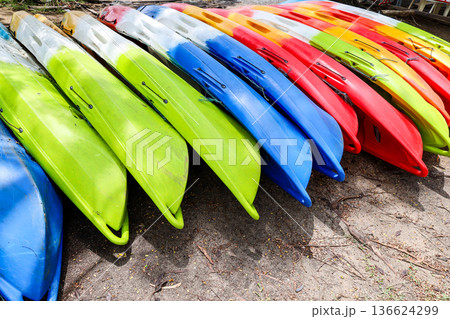 湖畔に並ぶカヌー 136624299