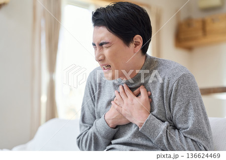 胸が痛くて苦しむアジア人男性 136624469