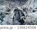 静寂に包まれた冬の滝と霧氷 山形県 関山大滝の雪景色 静寂に包まれた冬の滝と霧氷 山形県 関山大滝の雪景色 136624506
