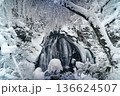 静寂に包まれた冬の滝と霧氷 山形県 関山大滝の雪景色 静寂に包まれた冬の滝と霧氷 山形県 関山大滝の雪景色 136624507