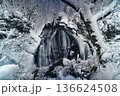 静寂に包まれた冬の滝と霧氷 山形県 関山大滝の雪景色 静寂に包まれた冬の滝と霧氷 山形県 関山大滝の雪景色 136624508
