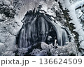 静寂に包まれた冬の滝と霧氷 山形県 関山大滝の雪景色 静寂に包まれた冬の滝と霧氷 山形県 関山大滝の雪景色 136624509