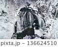 静寂に包まれた冬の滝と霧氷 山形県 関山大滝の雪景色 静寂に包まれた冬の滝と霧氷 山形県 関山大滝の雪景色 136624510