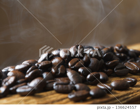 焙煎されたコーヒー豆のクローズアップ 136624557
